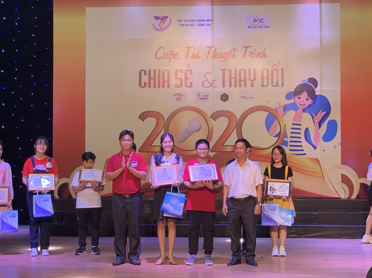Ban tổ chức trao giải Nhất cuộc thi cho các thí sinh.