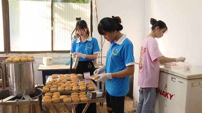 Các thành viên trong Đội tình nguyện BVU-Trường đại học Bà Rịa-Vũng Tàu làm bánh Trung thu.