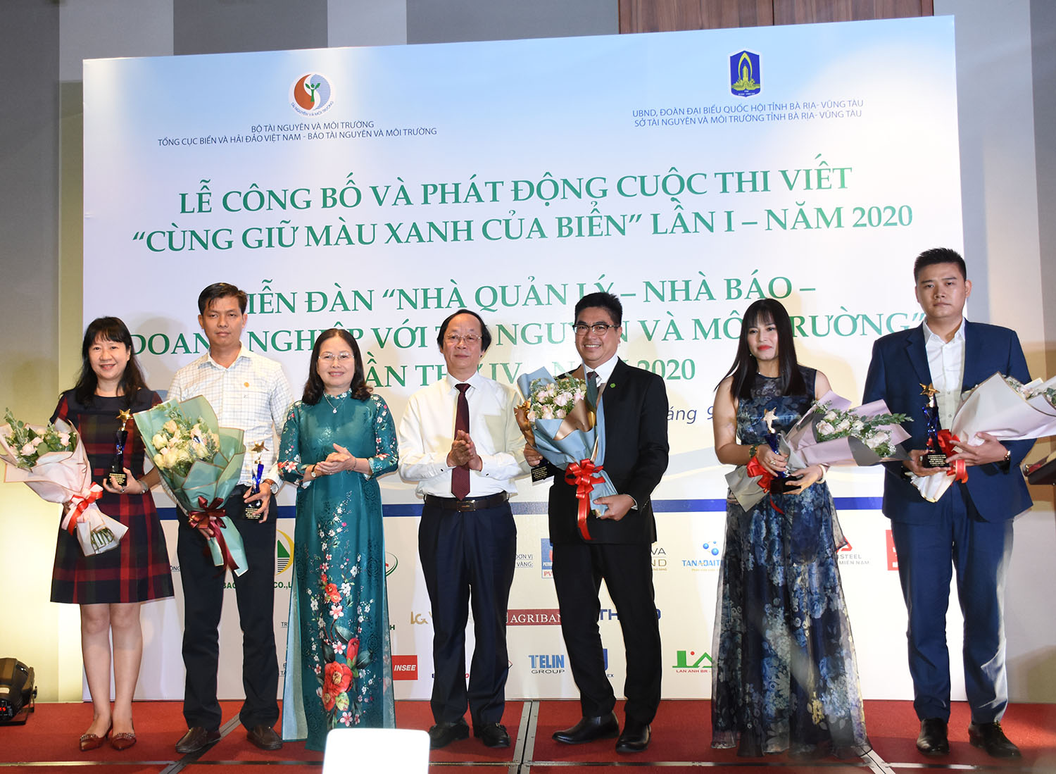 Bà Nguyễn Thị Yến, Phó Bí thư thường trực Tỉnh ủy và ông Võ Tuấn Nhân, Thứ trưởng Bộ TN-MT tặng hoa  cho các DN tại BR-VT làm tốt công tác bảo vệ môi trường, đi đầu trong phong trào chống rác thải nhựa.