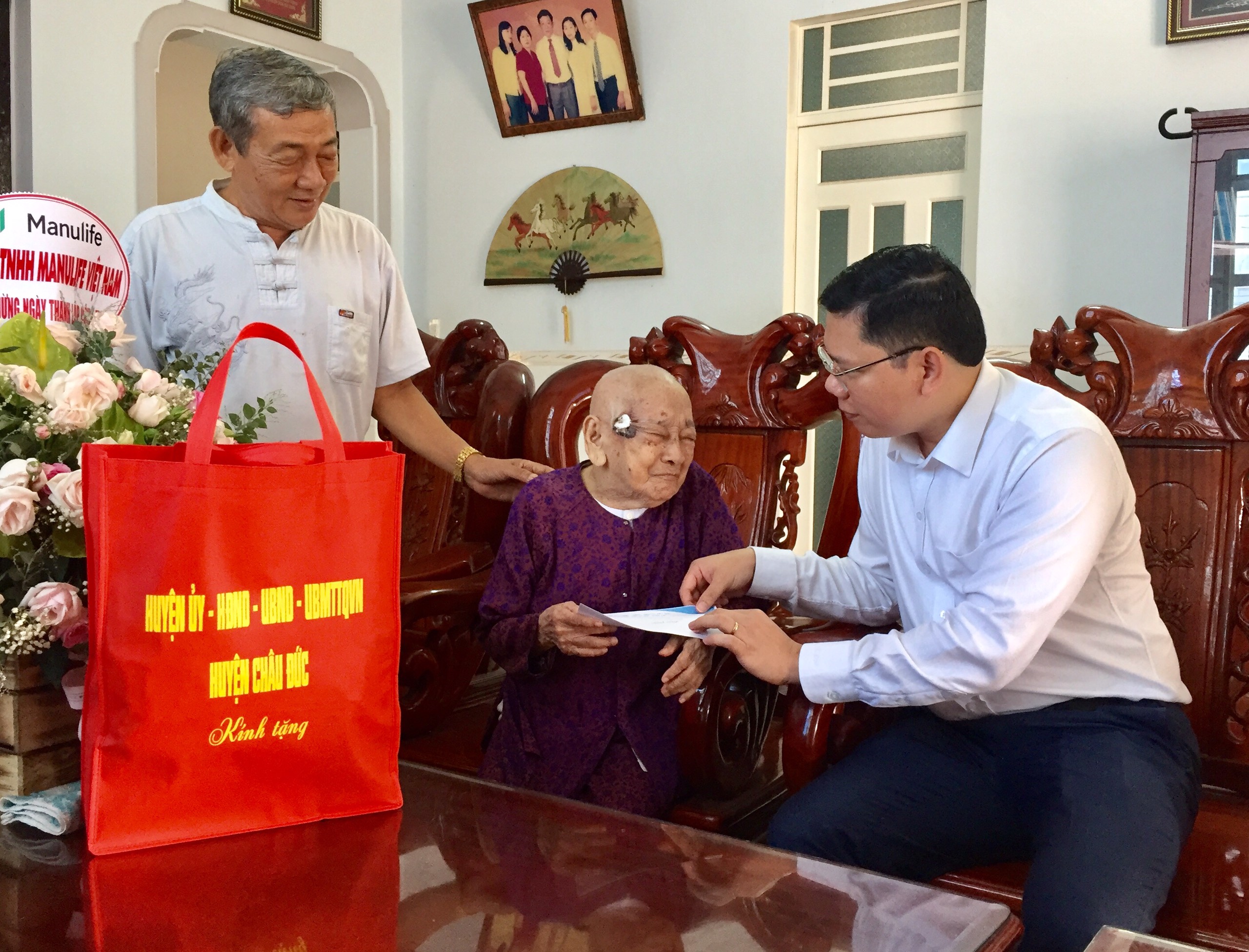 Ông Hoàng Nguyên Dinh, Chủ tịch UBND huyện Châu Đức thăm, mừng thọ cụ Lê Thị Mót (khu phố 5, TT.Ngãi Giao)