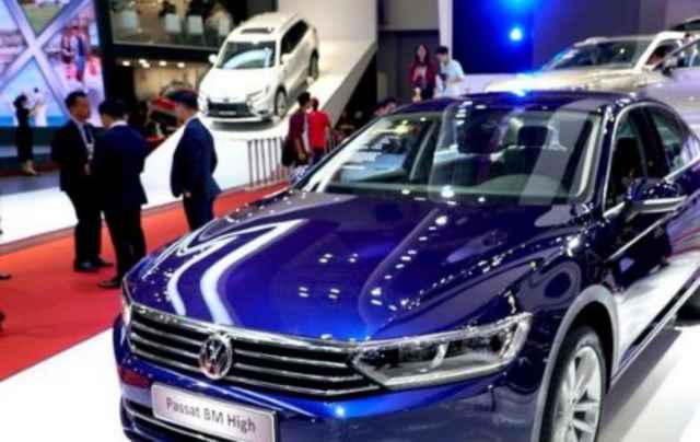 Đầu tháng 10 ô tô tiếp tục giảm giá mạnh