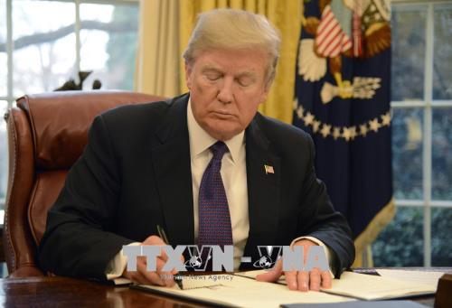 Tổng thống Mỹ Donald Trump ký một sắc lệnh  tại Nhà Trắng. (Ảnh tư liệu)