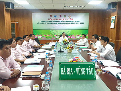 Ông Trần Văn Tuấn, Phó Chủ tịch UBND tỉnh và đại diện các hội, đoàn thể tham dự Hội nghị trực tuyến tổng kết hoạt động ủy thác giai đoạn 2015-2020, do NHCSXH Việt Nam tổ chức sáng 1/10. 