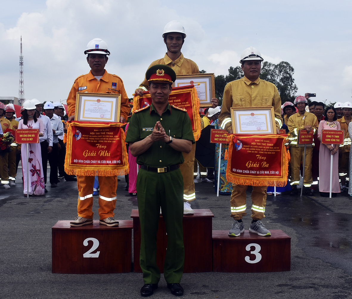 Đại tá Nguyễn Anh Hùng, Phó Giám đốc Công an tỉnh trao giải cho các đội.