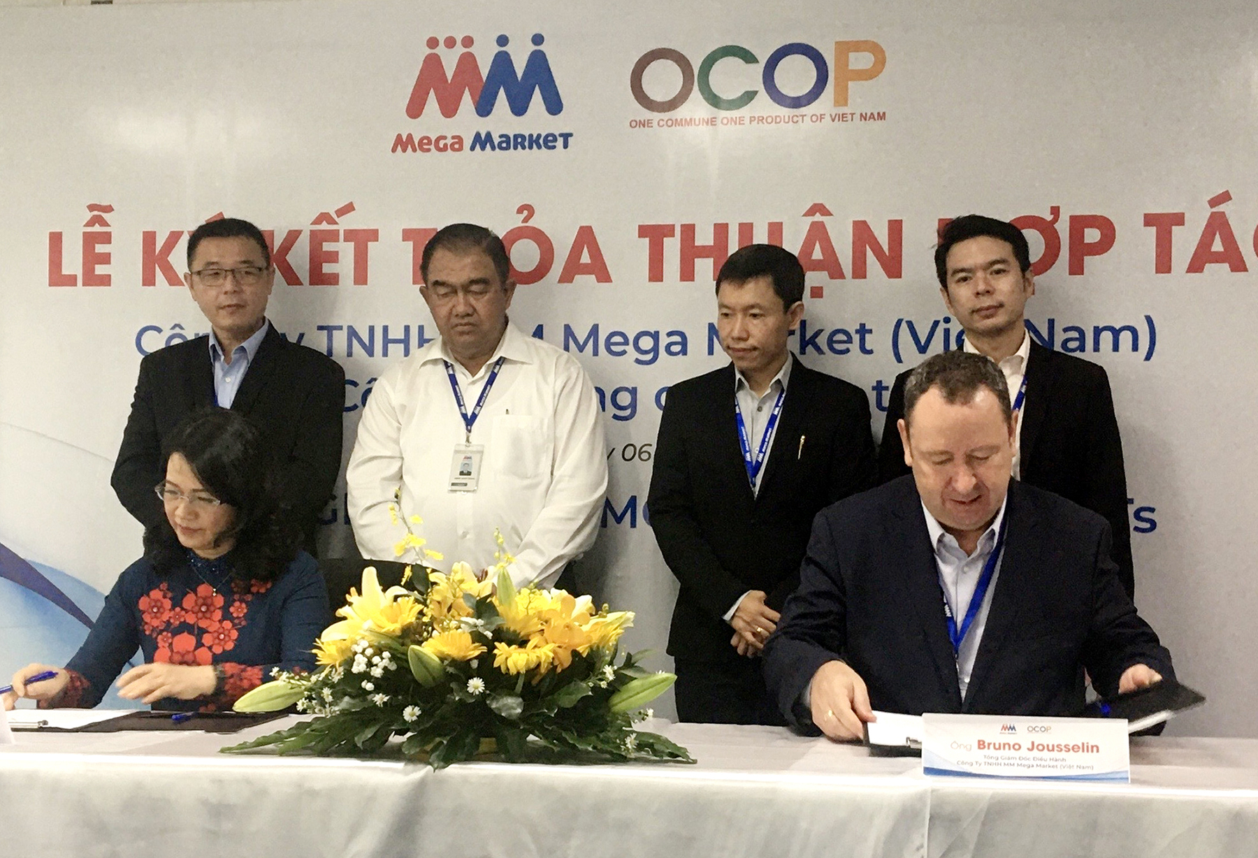 Bà Vũ Bích Hảo, Phó Giám đốc Sở Công thương và ông Bruno Jousselin, Tổng Giám đốc Điều hành Công ty TNHH MM Mega Market (Việt Nam) ký kết biên bản ghi nhớ.