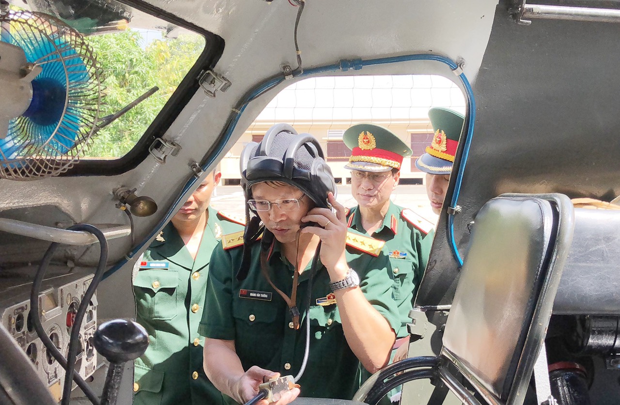 Đoàn công tác của Bộ Tổng tham mưu kiểm tra thông tin liên lạc trên xe thiết giáp của Bộ CHQS tỉnh.