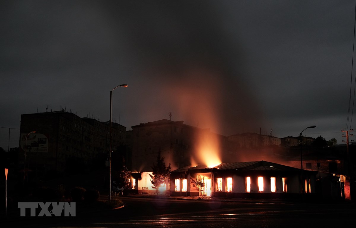 Khói lửa bốc lên sau một vụ pháo kích trong xung đột giữa lực lượng Armenia và Azerbaijan tại Stepanakert, thủ phủ khu vực tranh chấp Nagorno-Karabakh.