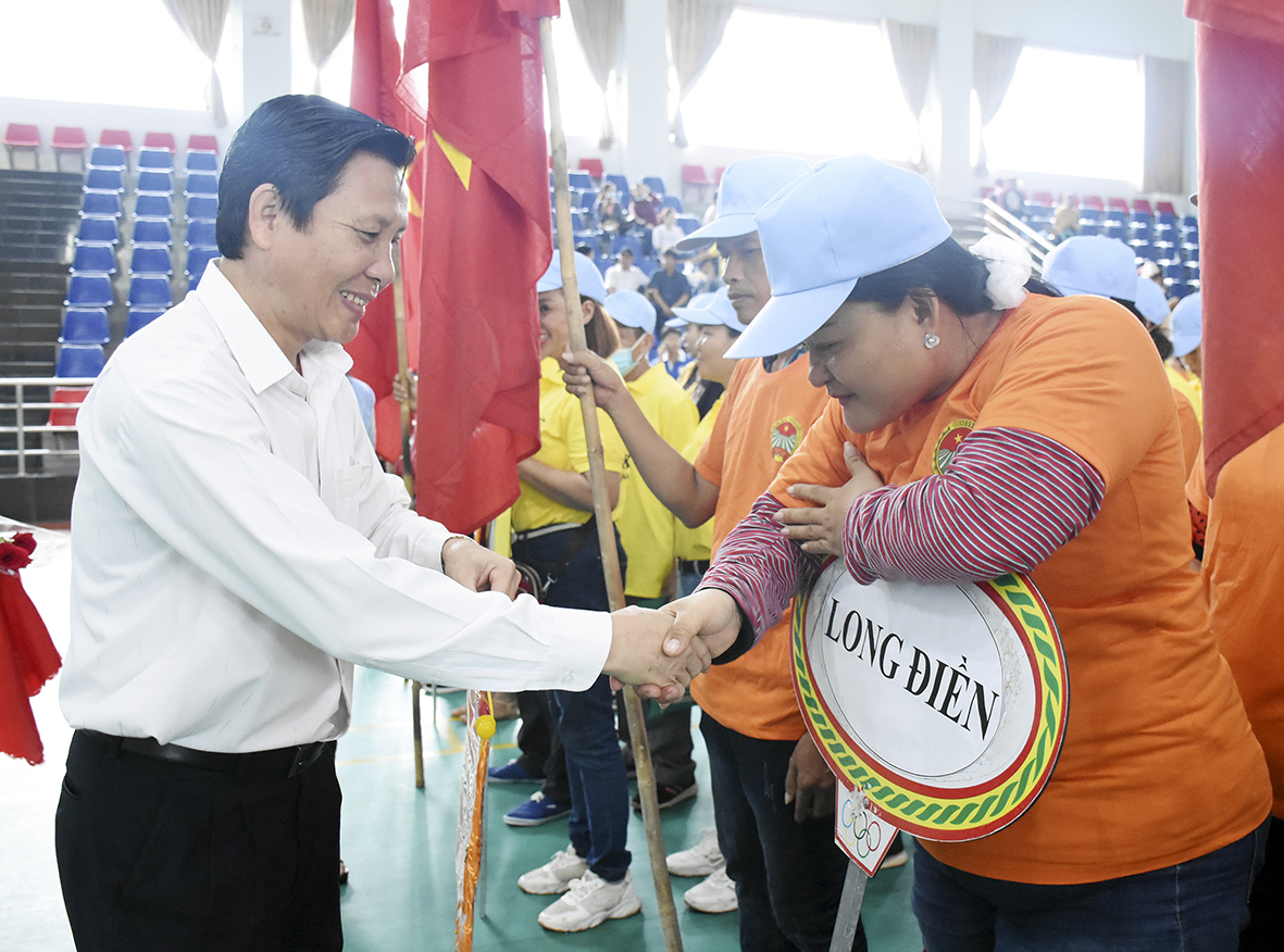 Ông Mai Minh Quang, Tỉnh ủy viên, Phó Trưởng Ban Dân vận Tỉnh ủy tặng hoa, cờ lưu niệm cho các đoàn tham dự hội thao. 