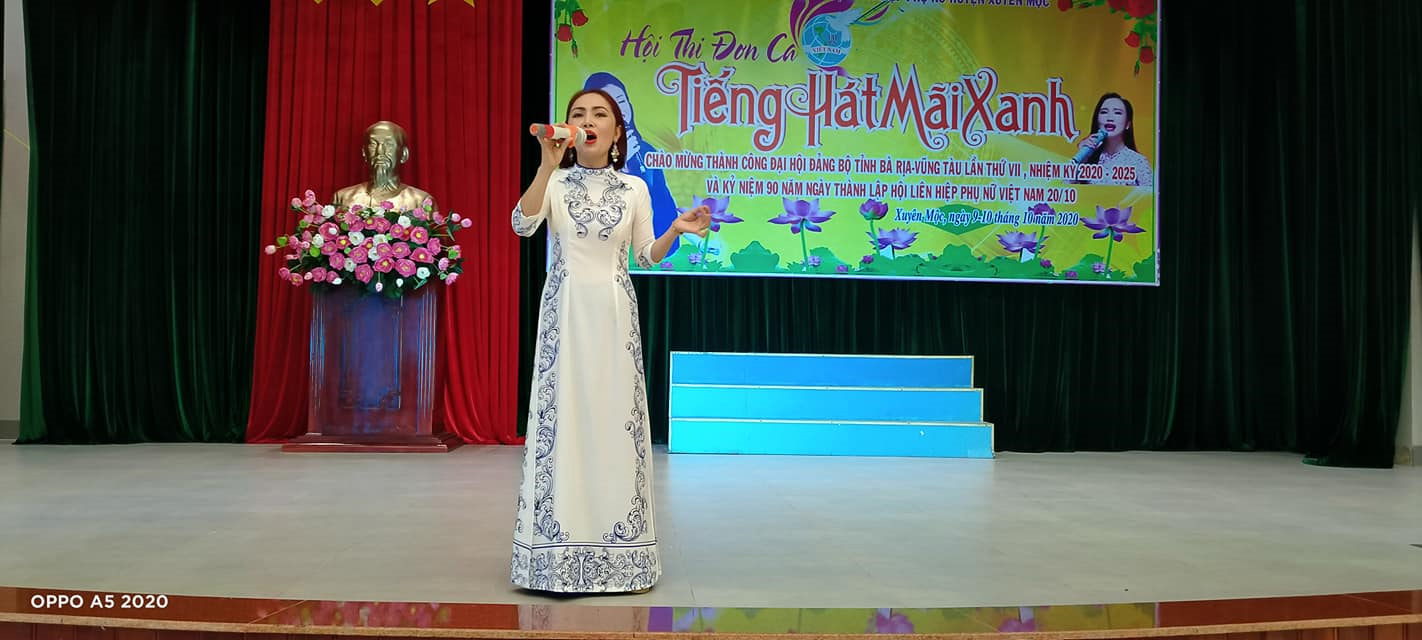 Thí sinh Nguyễn Thị Thanh Thương, đơn vị xã Hòa Bình trình bày ca khúc “Mẹ” tại hội thi.