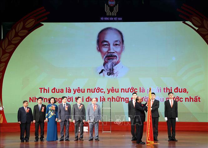 Thủ tướng Nguyễn Xuân Phúc, Chủ tịch Hội đồng Thi đua - Khen thưởng Trung ương trao tặng Huân chương Hồ Chí Minh cho Hội Nông dân Việt Nam. Ảnh: Thống Nhất/TTXVN