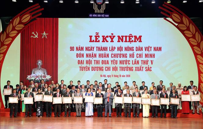  Ông Thào Xuân Sùng, Chủ tịch Hội Nông dân Việt Nam trao Bằng khen của Thủ tướng Chính phủ cho các nông dân xuất sắc. Ảnh: Thống Nhất/TTXVN