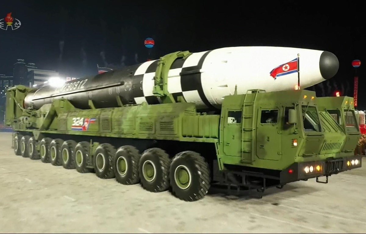 Mẫu tên lửa đạn đạo xuyên lục địa (ICBM) mới của Triều Tiên được giới thiệu trong cuộc duyệt binh Kỷ niệm 75 năm thành lập Đảng Lao động Triều Tiên tại Bình Nhưỡng ngày 10/10/2020.