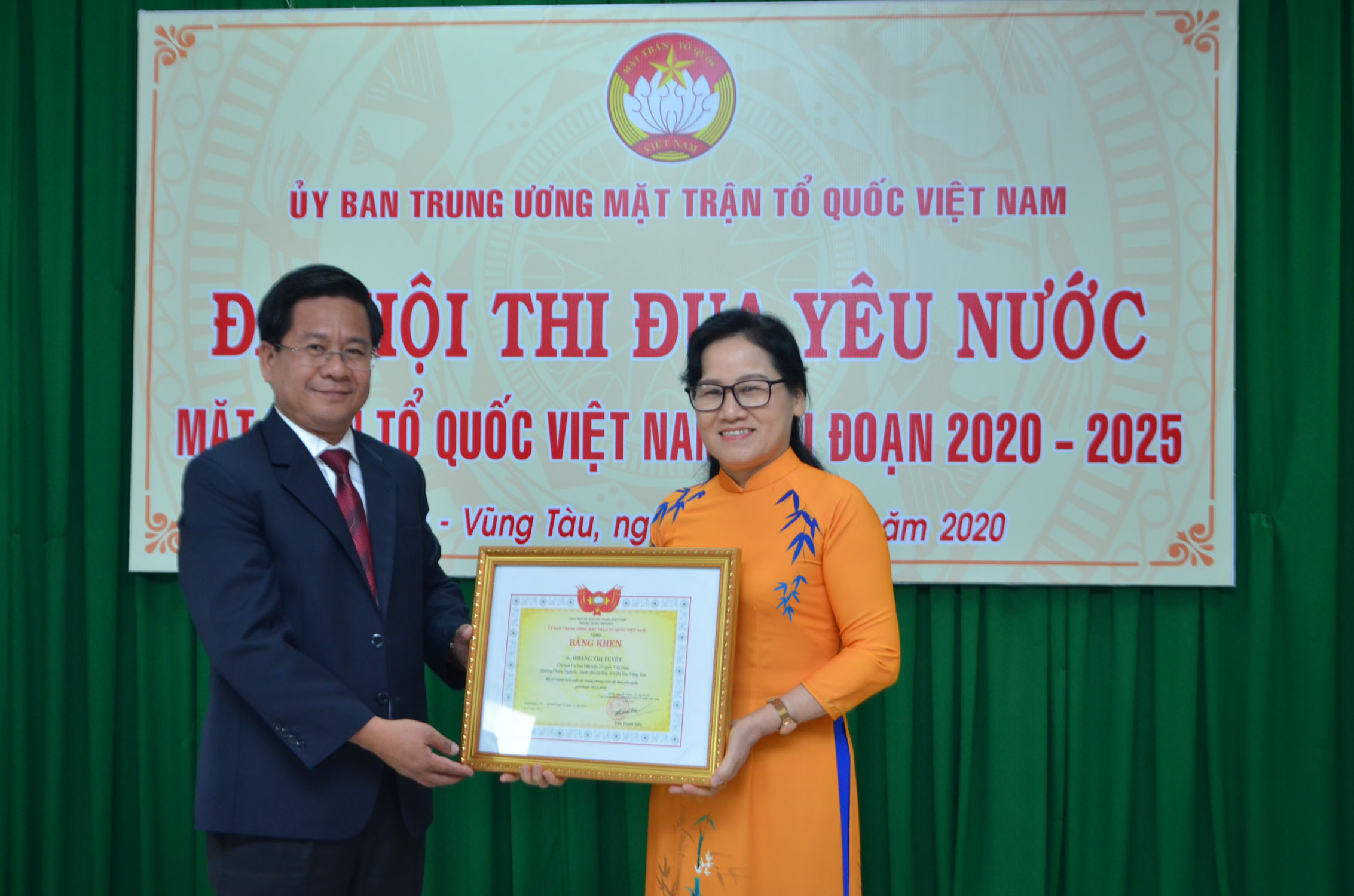 Ông Bùi Chí Thành, Ủy viên Dự khuyết  Trung ương Đảng, Chủ tịch UBMTTQVN tỉnh trao Bằng khen của Ủy ban Trung ương MTTQVN cho bà Hoàng Thị Tuyết.