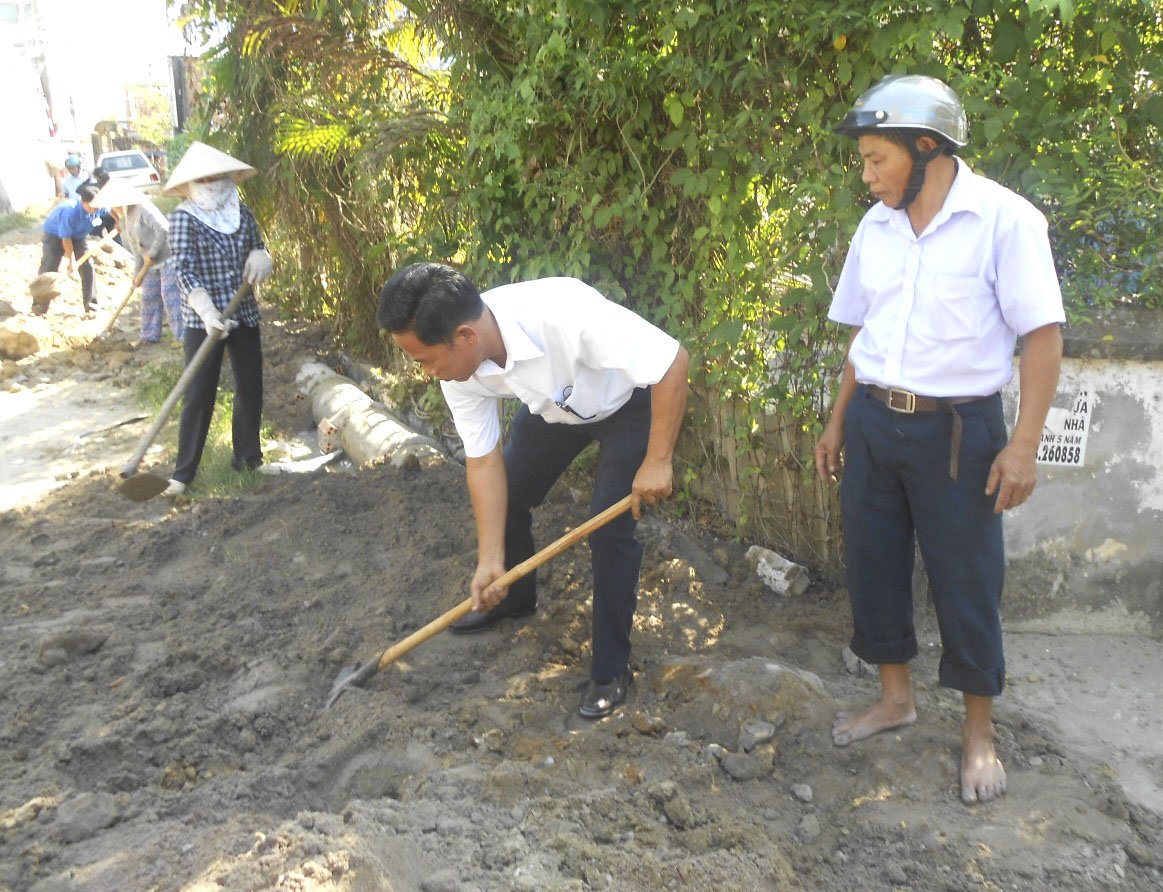 Cán bộ và nhân dân Phường Phước Nguyên cùng thi công làm đường giao thông.