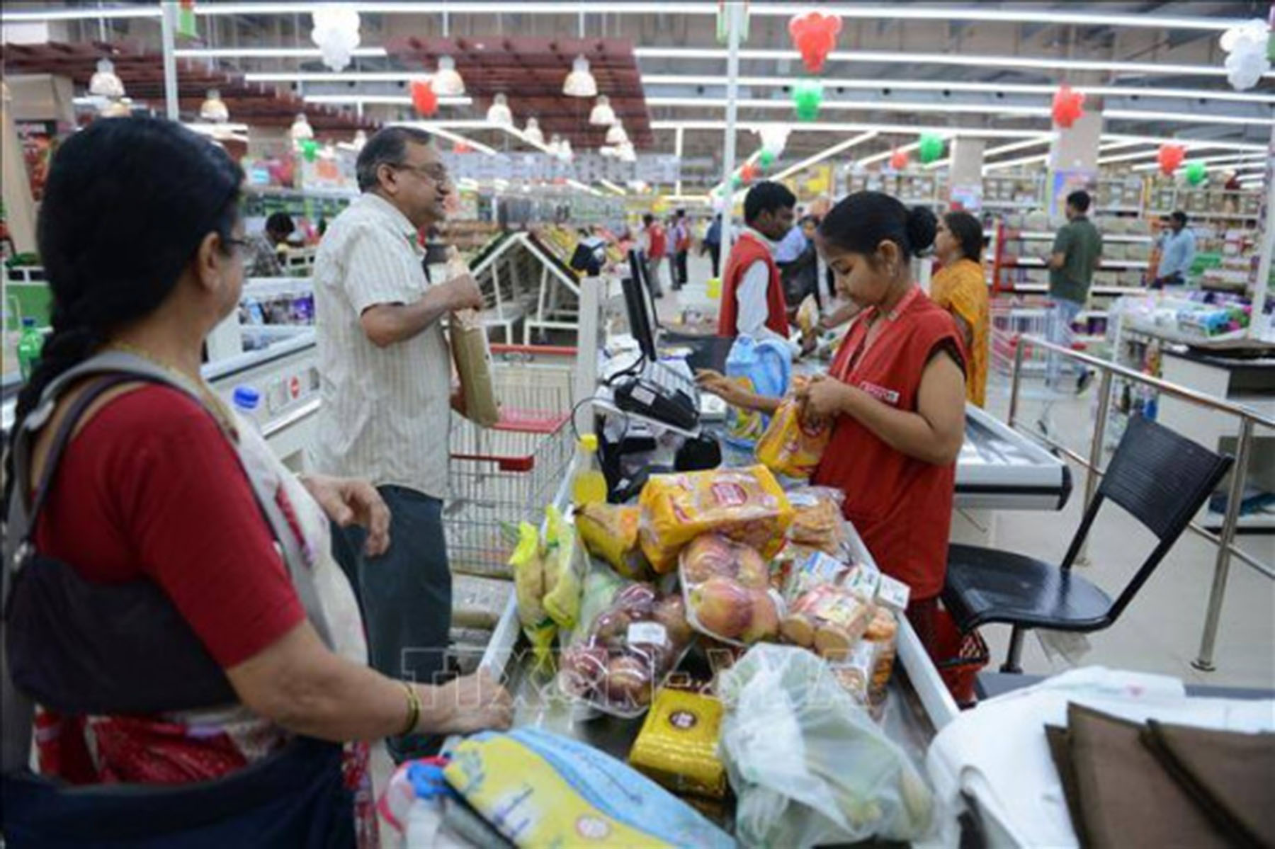 Người dân mua hàng trong siêu thị tại Hyderabad, Ấn Độ. 