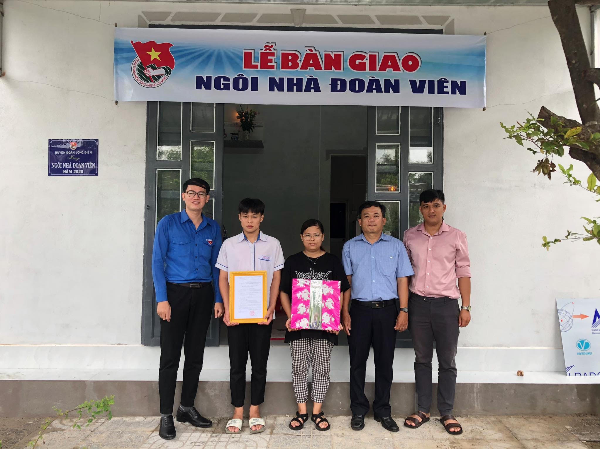 Lễ bàn giao “Ngôi nhà đoàn viên” cho gia đình em Nguyễn Lê Hoài Thạnh. 