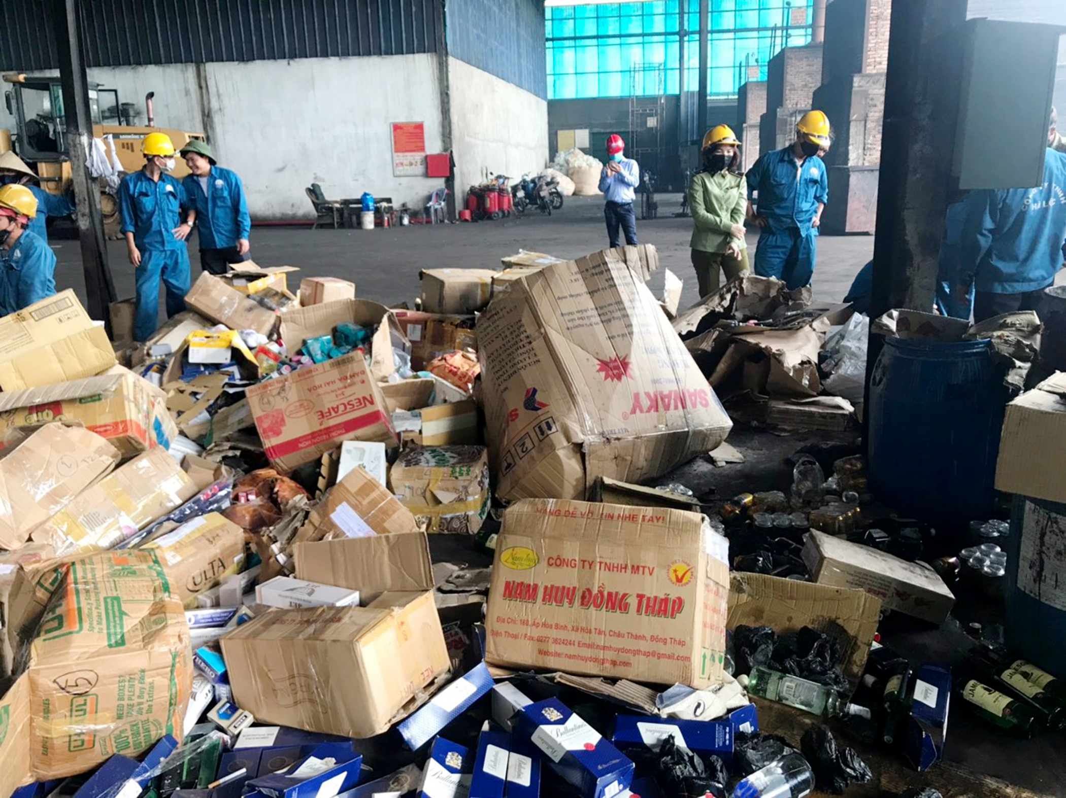 Hội đồng tiêu hủy tang vật vi phạm hành chính Cục QLTT tỉnh tiến hành tiêu hủy 12.584 sản phẩm hàng hóa các loại không rõ nguồn gốc, xuất xứ, Đội QLTT đã phát hiện bắt giữ và tịch thu. Ảnh: Cục QLTT