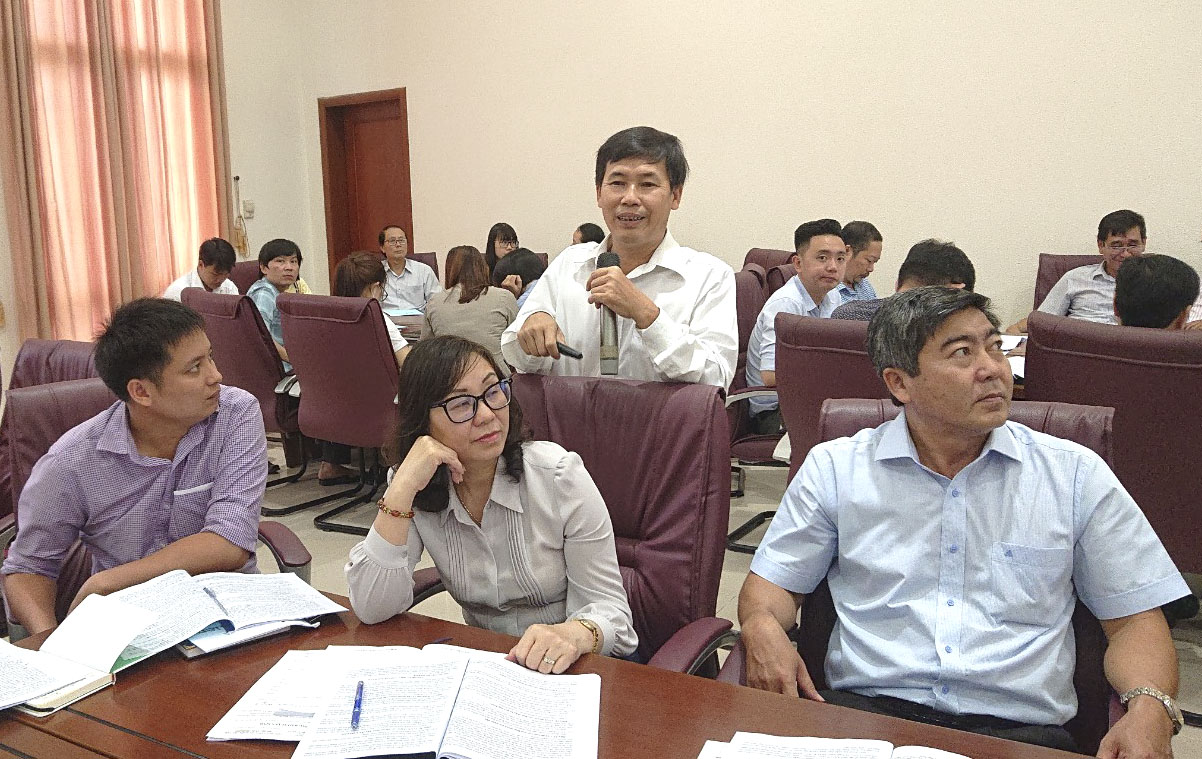 Ông Nguyễn Việt Dũng, Chủ tịch CĐVC tỉnh trao đổi với các thành viên Ban TTND về quy trình giám sát tại lớp tập huấn.