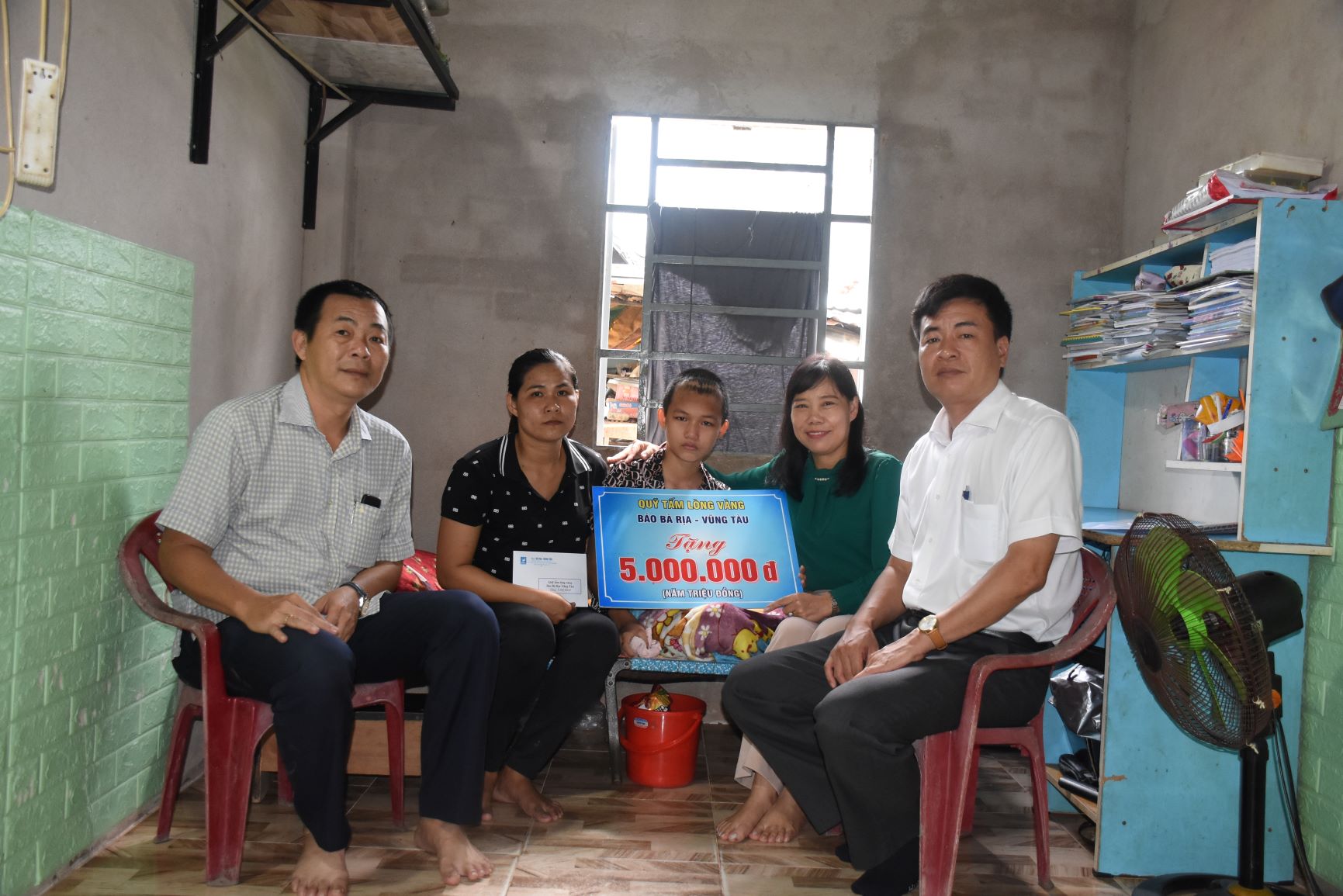 Báo BR-VT trao số tiền 5 triệu đồng từ Quỹ “Tấm lòng vàng” cho gia đình bà Nguyễn Thanh Xuân.