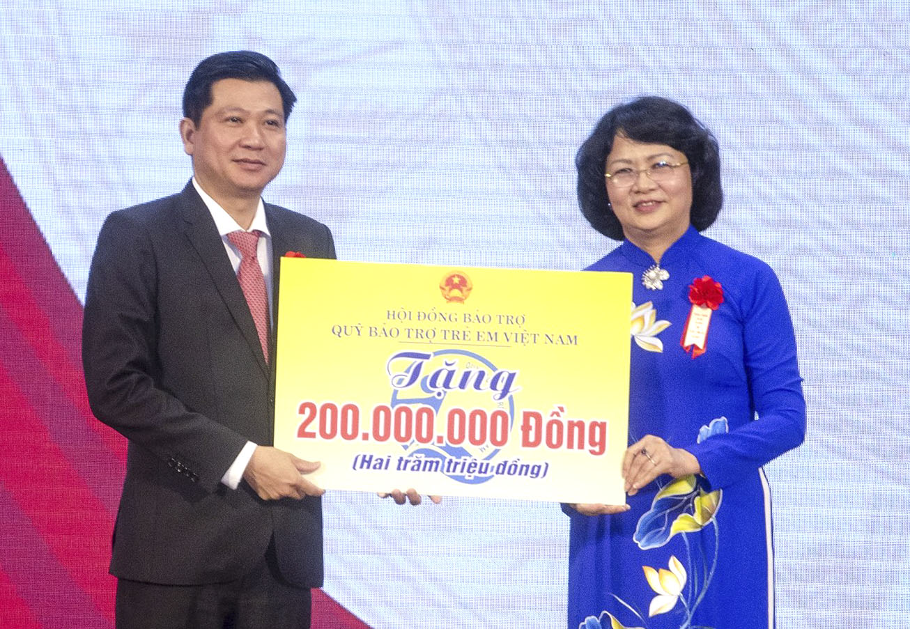 Bà Đặng Thị Ngọc Thịnh, Ủy viên Trung ương Đảng, Phó Chủ tịch nước, Phó Chủ tịch thứ nhất Hội đồng Thi đua - Khen thưởng Trung ương trao tặng số tiền 200 triệu đồng cho Quỹ Bảo trợ Trẻ em của tỉnh.