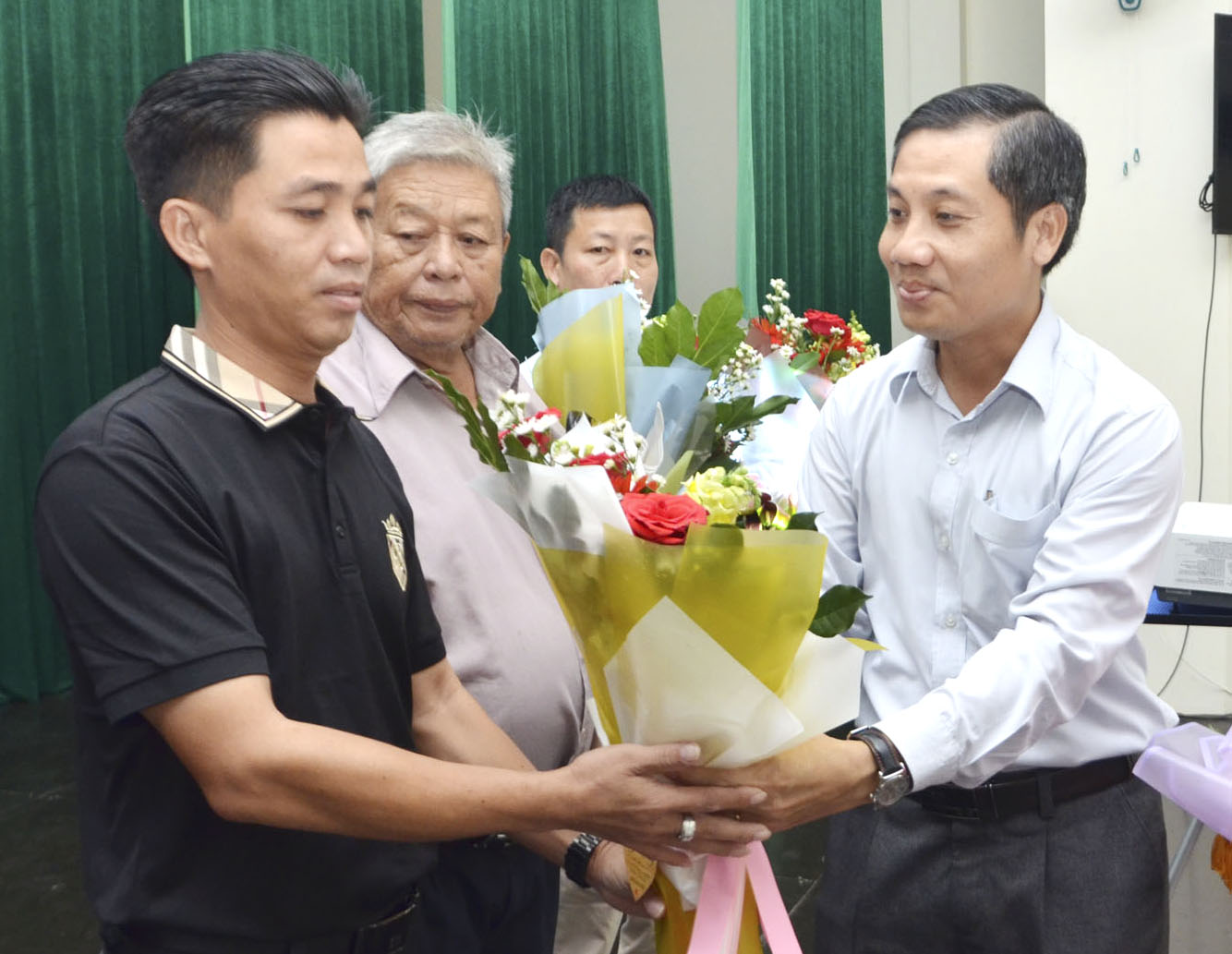 Ông Nguyễn Kế Toại, Phó Chủ tịch UBMTTQ Việt Nam tỉnh trao hoa cảm ơn các nhà hảo tâm hỗ trợ kinh phí thực hiện “Phiên chợ 0 đồng”.