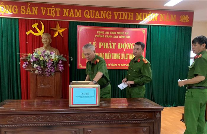 Phòng Cảnh sát hình sự ủng hộ quyên góp đồng bào hai tỉnh Huế và Quảng Trị
