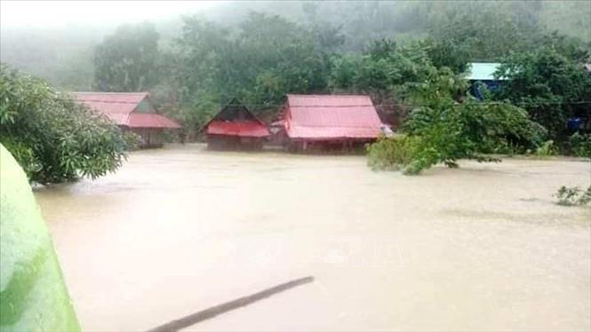 Hơn 57.000 ngôi nhà của các hộ dân trên địa bàn tỉnh Quảng Bình bị ngập sâu vì lũ lớn kỷ lục. Ảnh: TTXVN