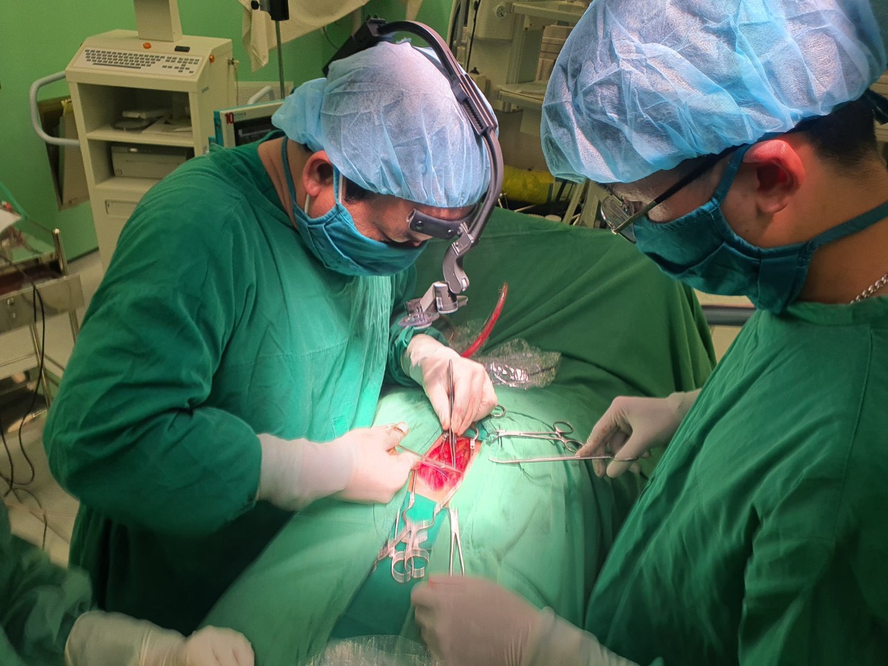 Các bác sĩ phẫu thuật u bao rễ thần kinh cột sống ngực cho bệnh nhân N.T.T., ở TX.Phú Mỹ.