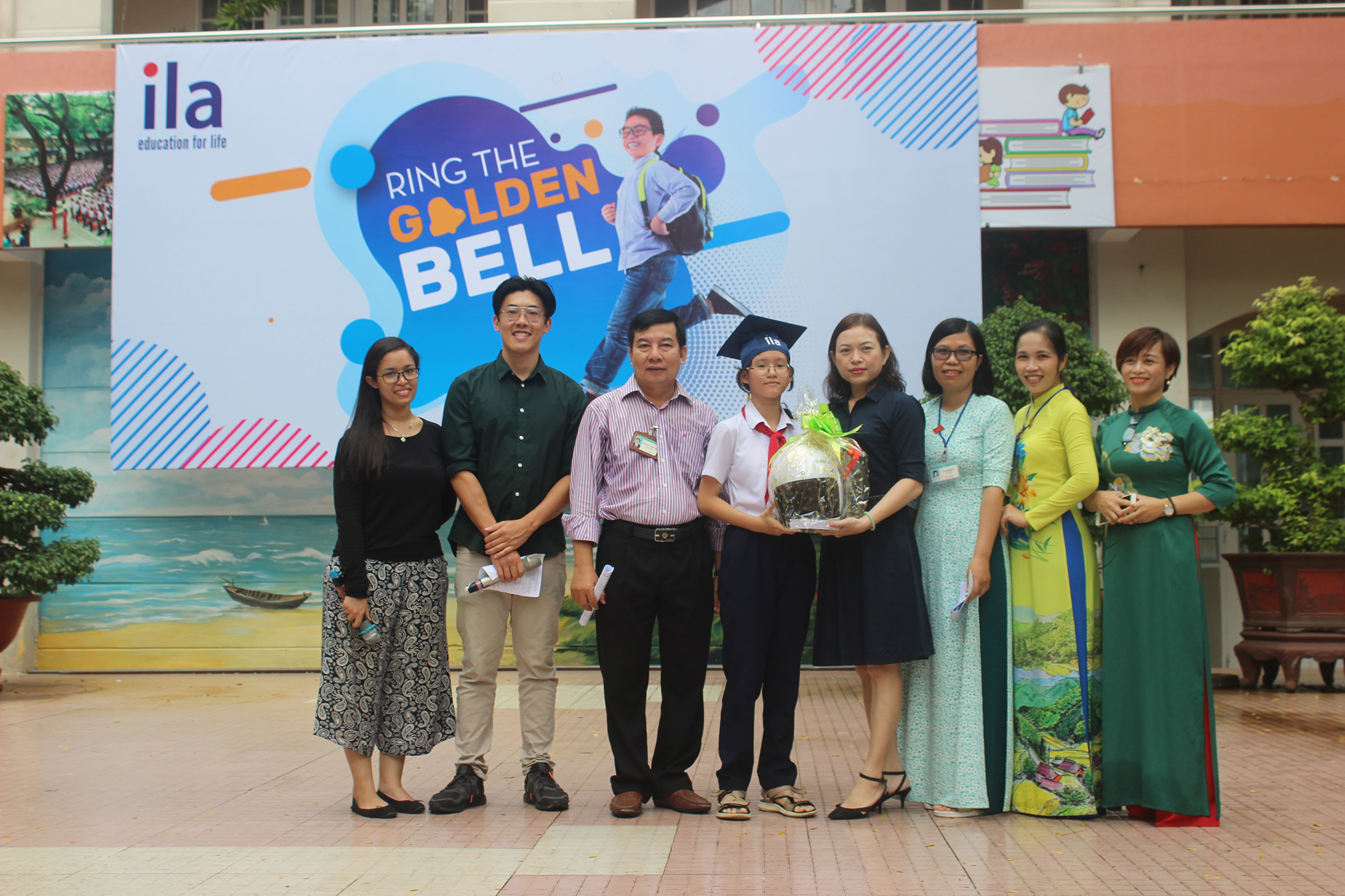 Ban tổ chức trao giải Nhất chương trình Rung chuông vàng cho em Phan Bảo Anh. 