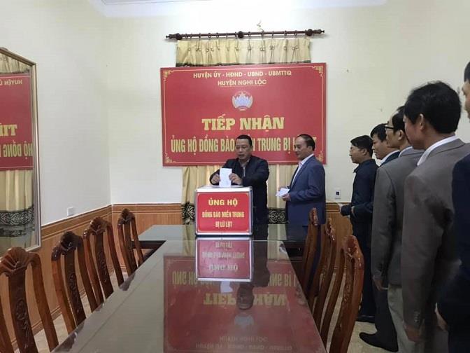 Các đồng chí lãnh đạo Huyện ủy, HĐND-UBND huyện                                                và các phòng, ban, ngành đoàn thể huyện Nghi Lộc tham gia ủng hộ