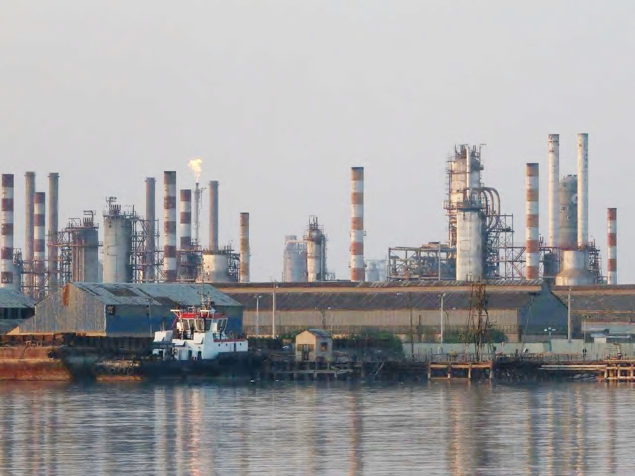Một cơ sở khai thác dầu ở Iran.