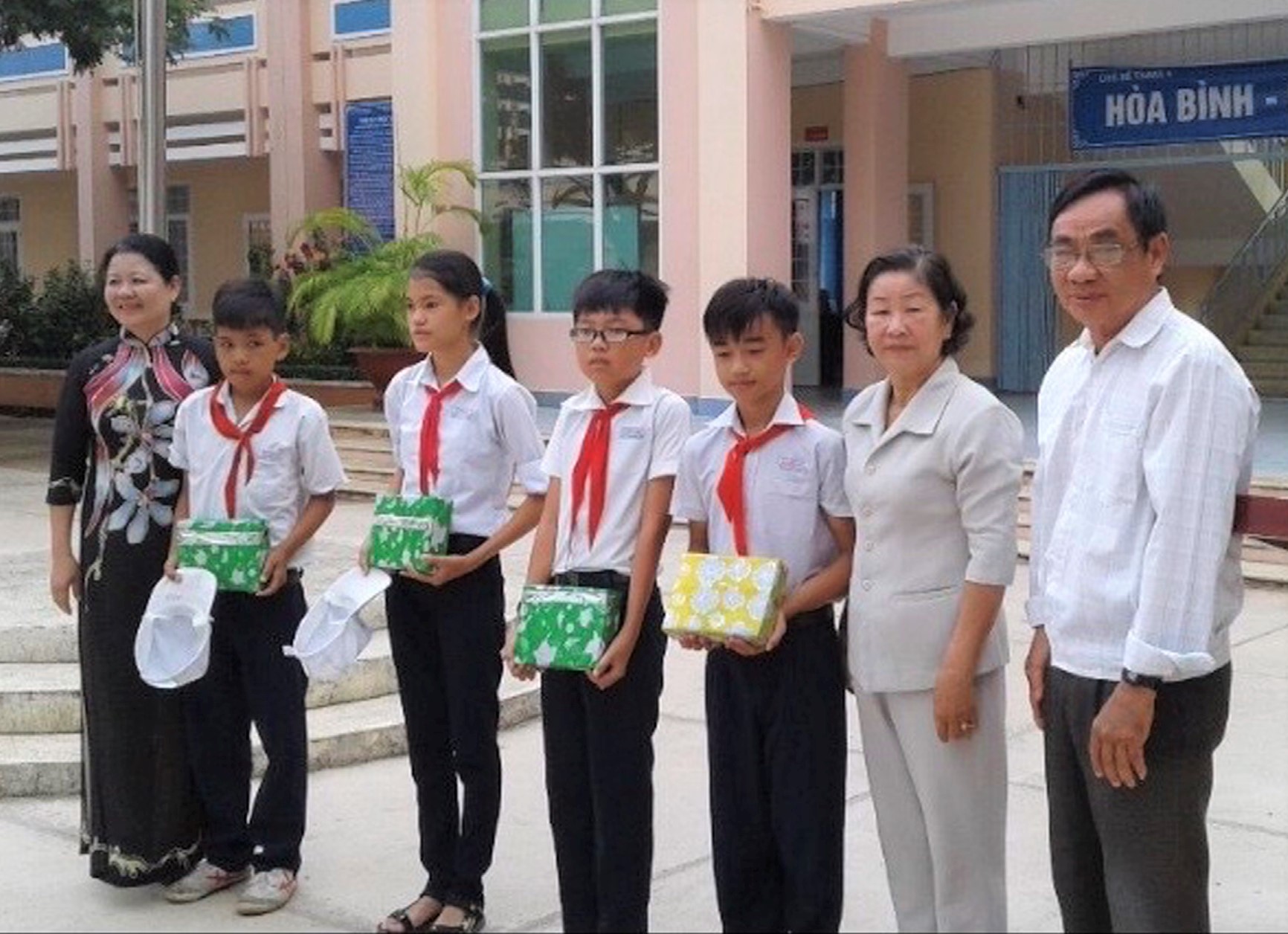 Bà Trần Thị Mạnh (thứ 2 từ phải qua), Chủ tịch Hội Người tù kháng chiến TP. Bà Rịa trao quà cho các cháu của hội viên vượt khó học giỏi.