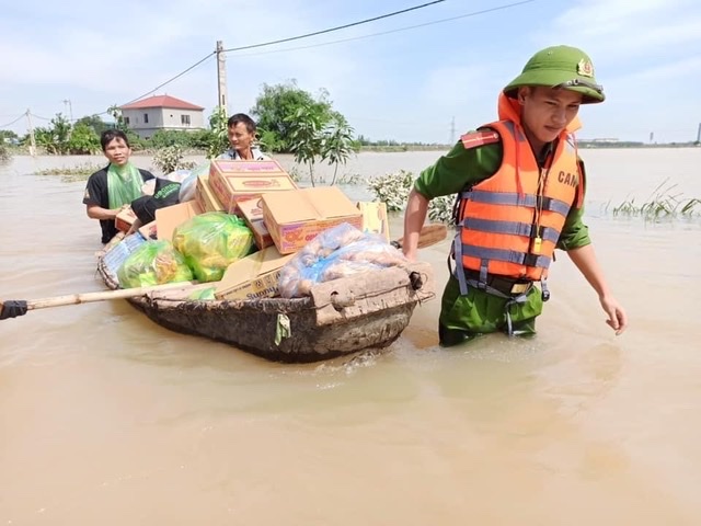 Dầm mình trong nước lũ đến với bà con huyện Cẩm Xuyên, tỉnh Hà Tĩnh