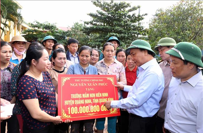 Thủ tướng Nguyễn Xuân Phúc thăm trường Mầm non Hiền Ninh, xã Hiền Ninh, huyện Quảng Ninh. Ảnh: TTXVN