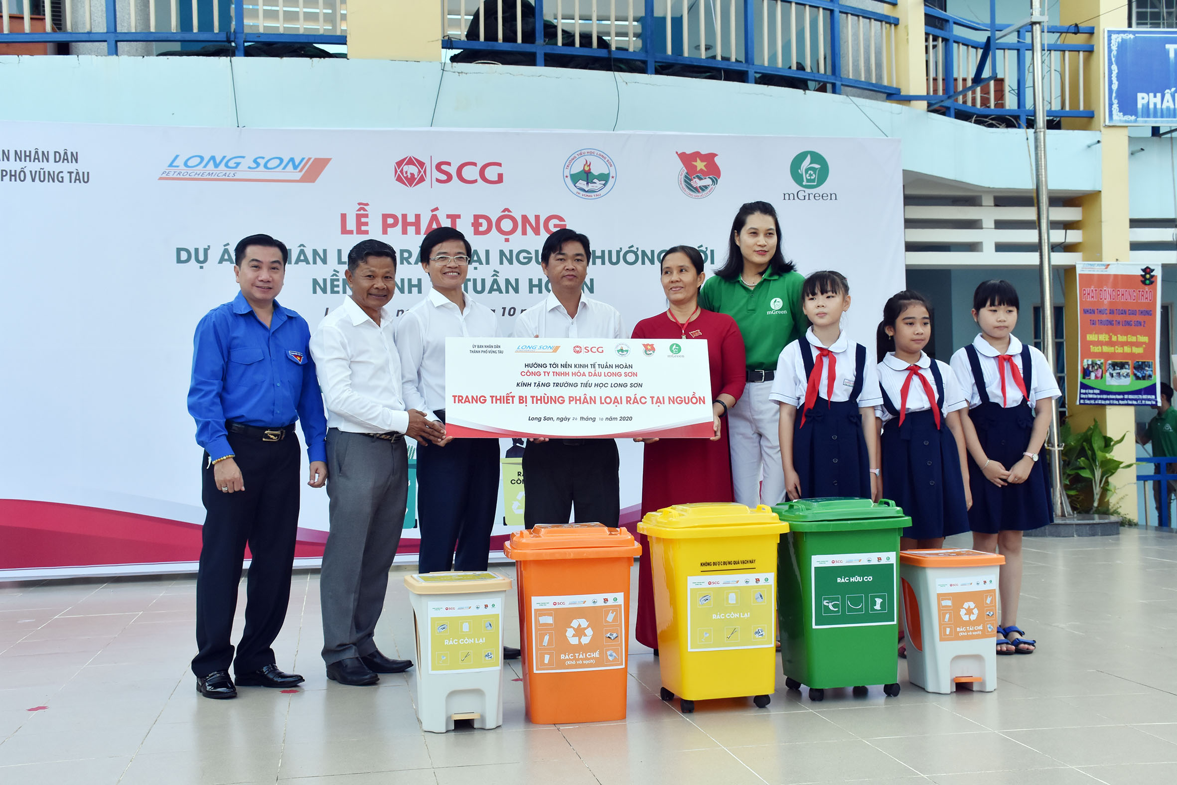Ban tổ chức trao thùng phân loại rác tại nguồn cho Trường TH Long Sơn 2.    