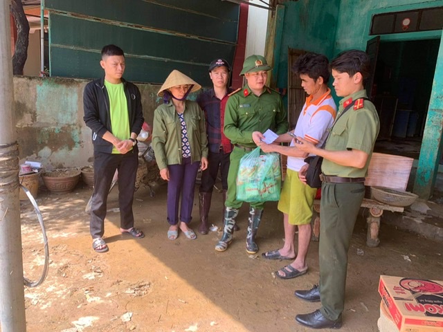 Đoàn thiện nguyện của tuổi trẻ Công an huyện Tân Kỳ trao quà cho người dân. 