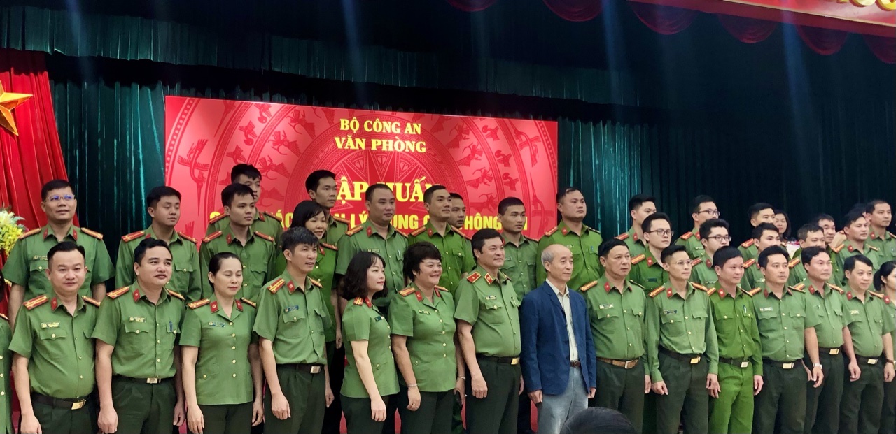Các đại biểu và học viên chụp ảnh lưu niệm