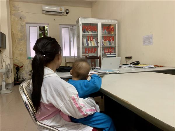 Chị H. và con trai tại cơ quan công an