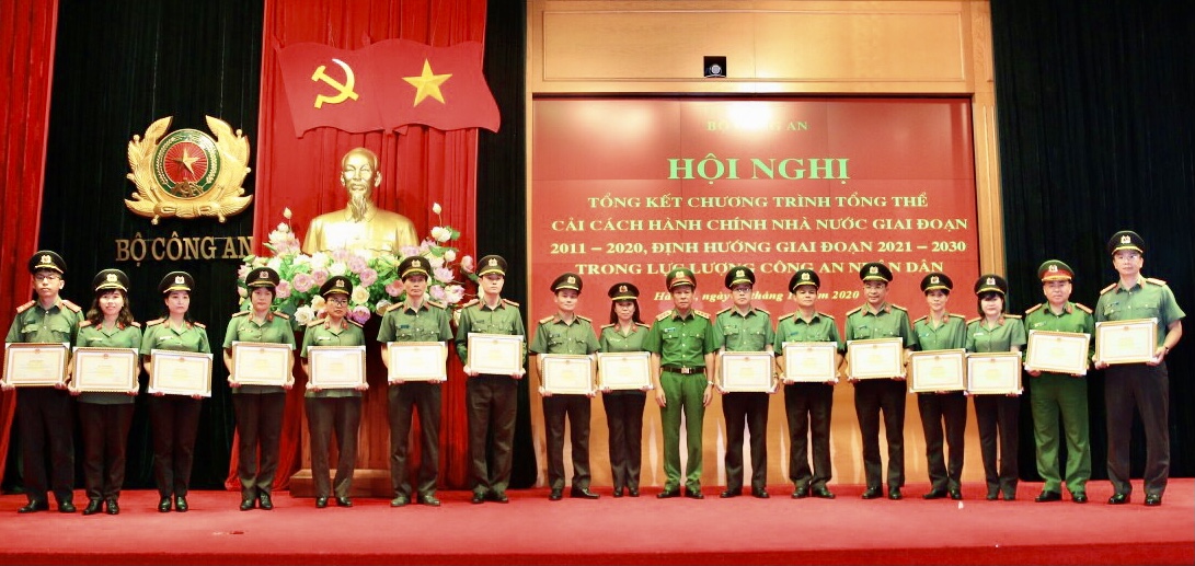Trao bằng khen của Bộ Công an cho các cá nhân có thành tích xuất sắc trong CCHC nhỉ?