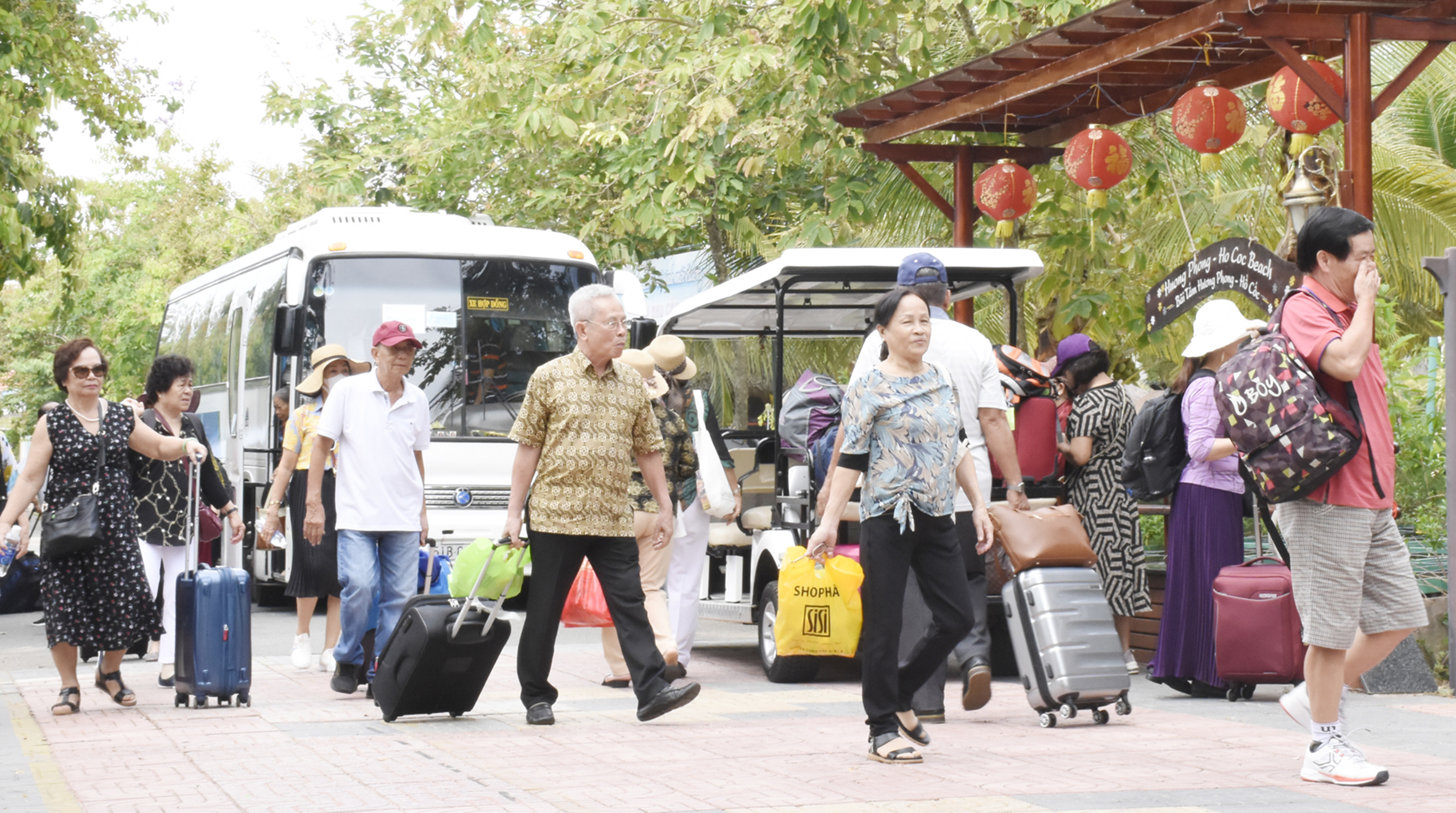 Hương Phong - Hồ Cốc Beach Resort đều đặn có khách cao niên về nghỉ dưỡng trong tuần.