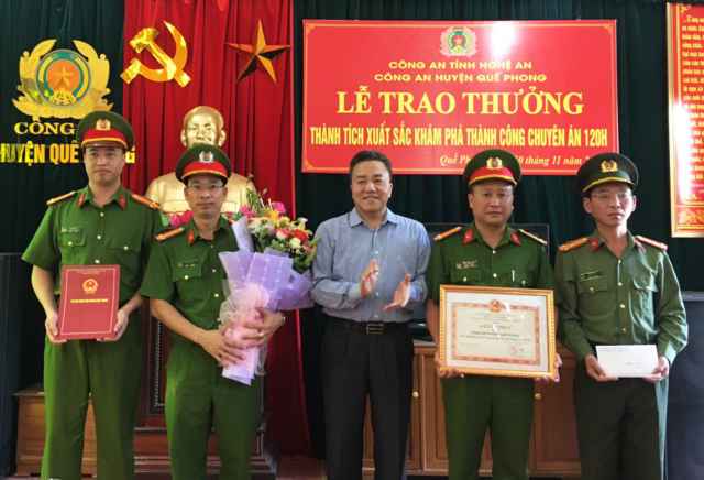 Trao thưởng cho Công an huyện Quế Phong về thành tích khám phá thành công chuyên án ma túy lớn