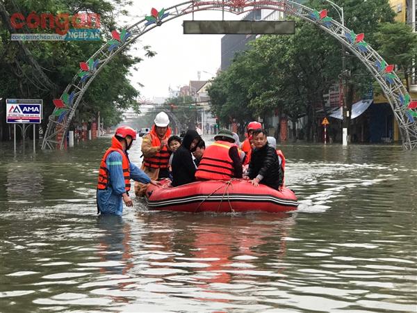 Cứu nạn trong mùa lũ: Những câu chuyện chưa kể
