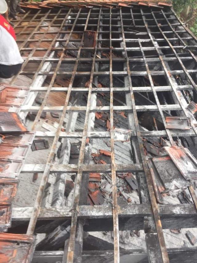 Căn nhà 3 gian bằng gỗ bị ngọn lửa thiêu cháy trơ trụi