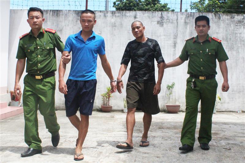 Cán bộ Công an huyện Quỳ Châu dẫn giải 2 đối tượng phạm tội ma túy