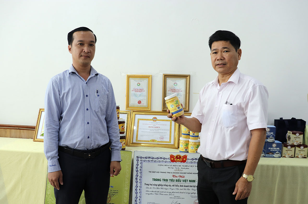 Ông Trần Văn Thuần (bên phải), Giám đốc Công ty TNHH TM – DV Xuất nhập khẩu Nông nghiệp và Dược liệu Thuần Dương (huyện Xuyên Mộc) đăng ký 2 sản phẩm tham gia OCOP cấp tỉnh năm 2020.