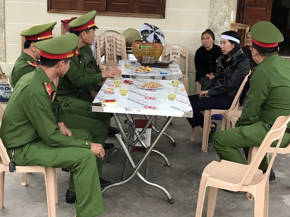 Đoàn công tác thăm hỏi gia đình các cán bộ, chiến sỹ