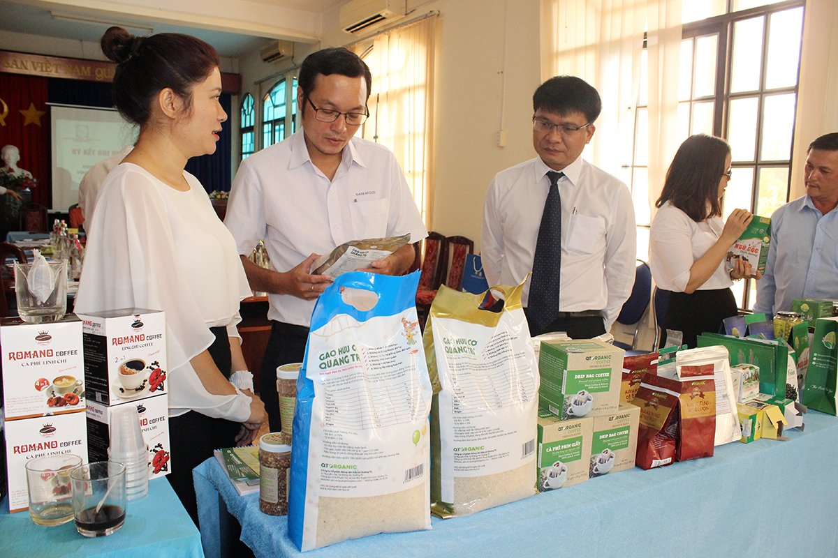 Các DN tìm hiểu sản phẩm tại hội nghị kết nối giao thương với DN tỉnh Quảng Trị.