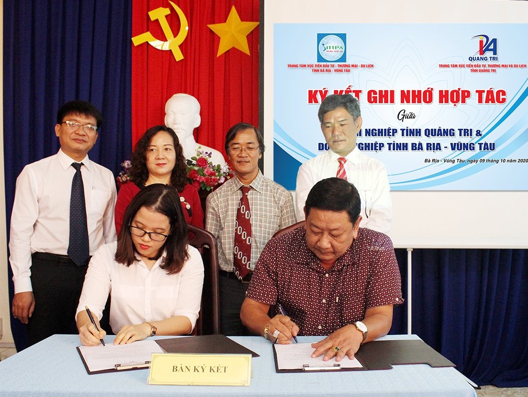 Các DN ký kết biên bản ghi nhớ tại hội nghị kết nối giao thương với DN  tỉnh Quảng Trị.