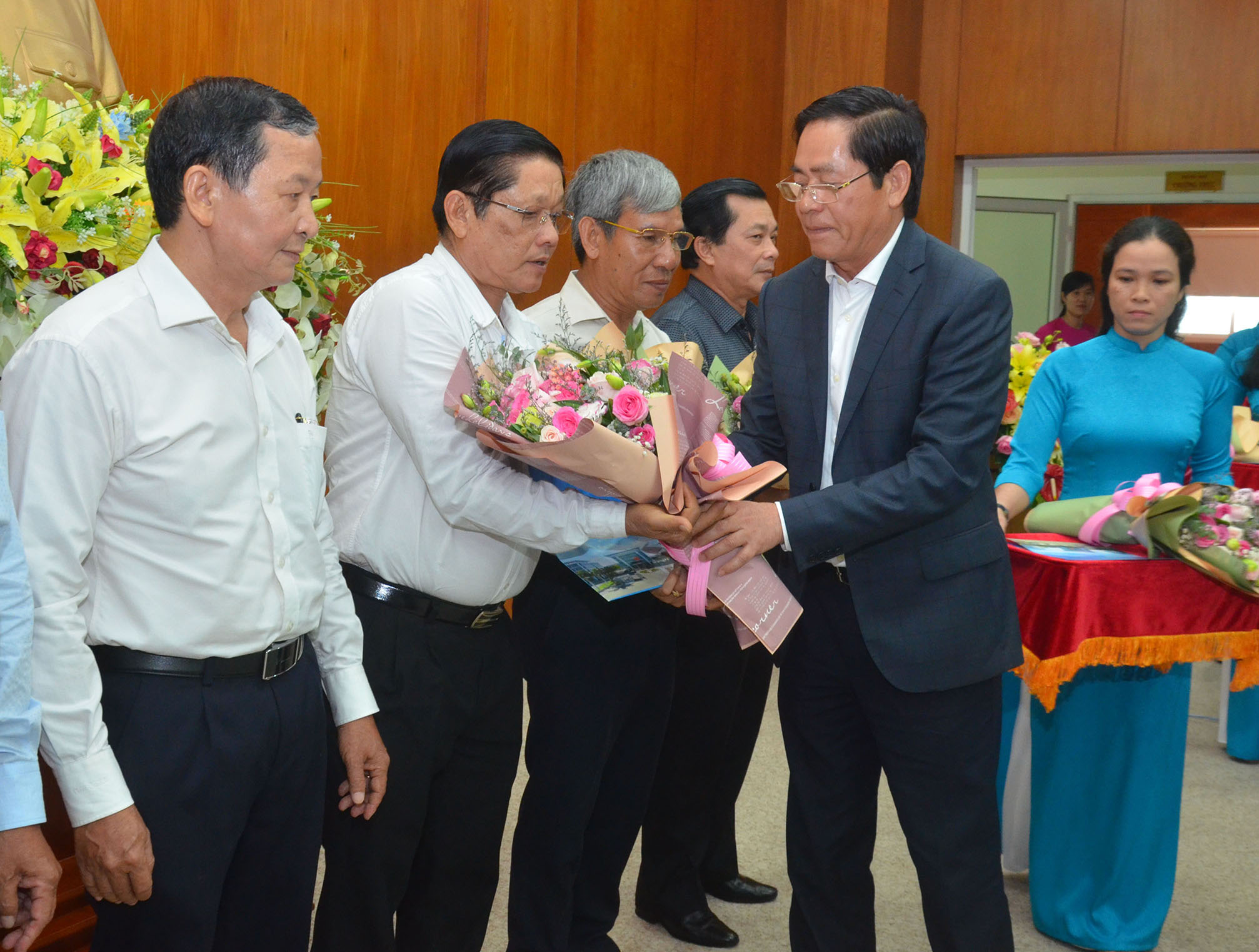Ông Phạm Viết Thanh, Ủy viên Trung ương Đảng, Bí thư Tỉnh ủy tặng hoa và quà tri ân các cán bộ vừa được nghỉ hưu.