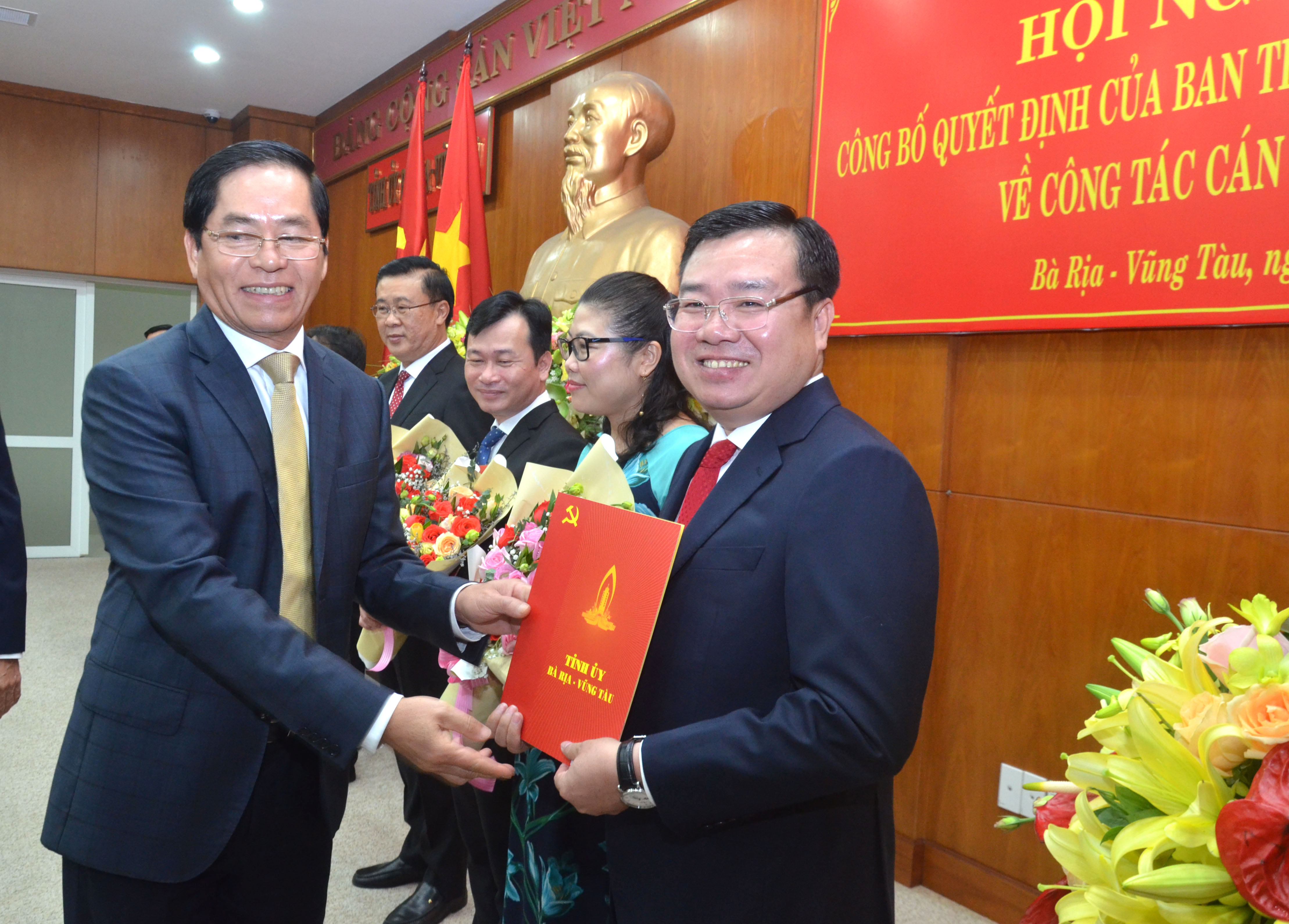 Ông Phạm Viết Thanh, Ủy viên Trung ương Đảng, Bí thư Tỉnh ủy trao Quyết định cho ông Nguyễn Văn Đồng.